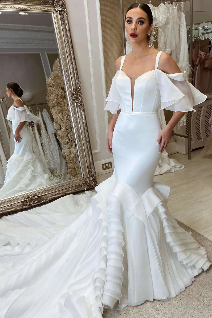 Robe de mariée à volants et épaules dénudées avec traîne trompette